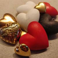 Hjerter til smykkefremstilling, røde, hvide , guld og sorte.